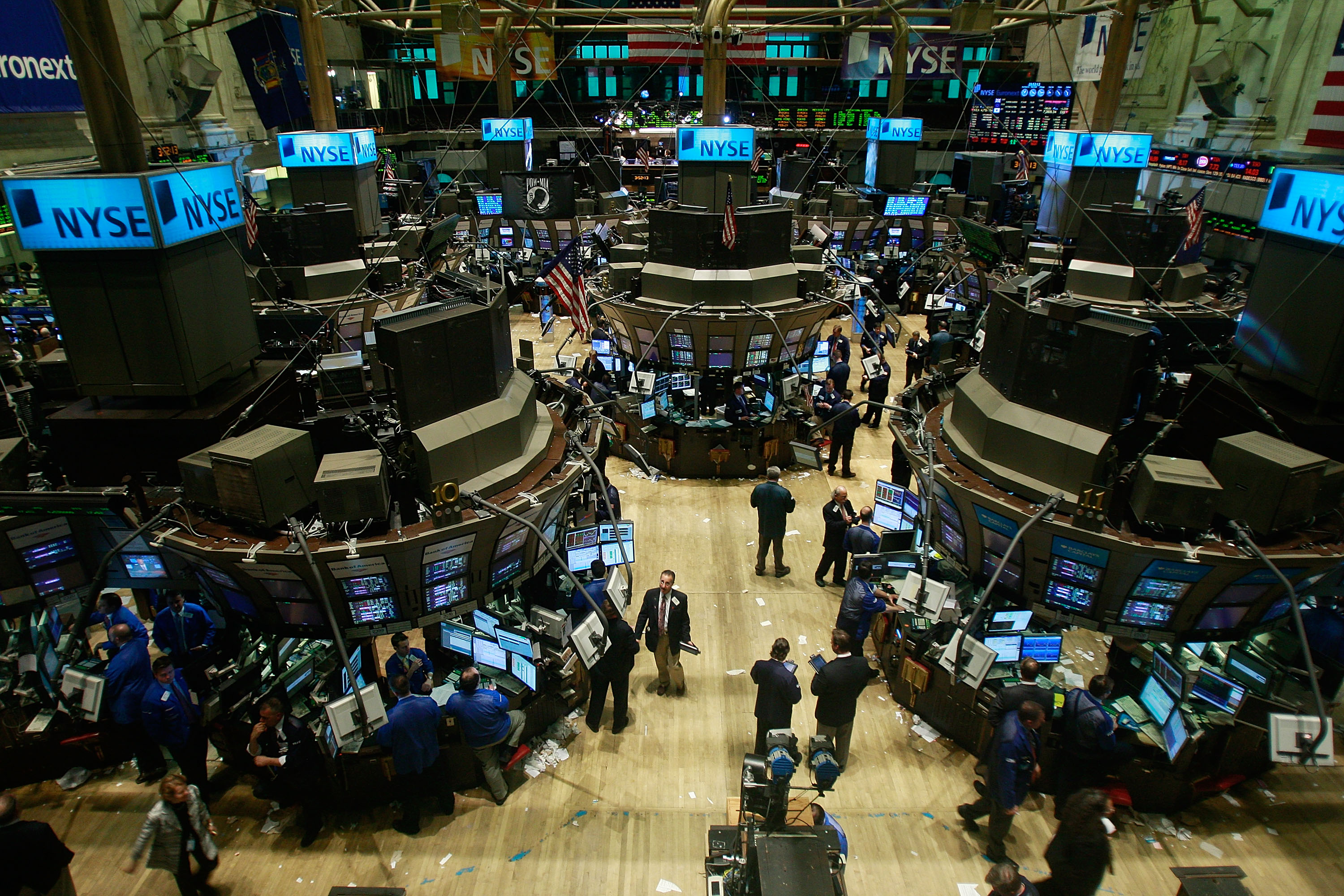 NEW YORK - FEBRUARY 20: Traders work on the floor of the New York Stock Exchange during afternoon trading February 20, 2009 in New York City. The Dow closed down 100 points to 7365.67 in a week that saw the Dow lose 6.1 percent. (Photo by Mario Tama/Getty Images)